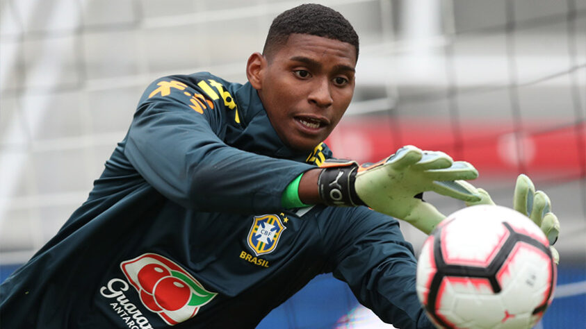 Base do Flamengo, Hugo Souza chegou no Corinthians para assumir a titularidade no gol após as saídas de Carlos Miguel e Cássio. Relembre outros atletas que defenderam esses dois clubes no século 21: