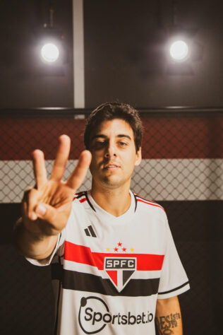 GALERIA: Veja ensaio feito para o lançamento da nova camisa do São Paulo