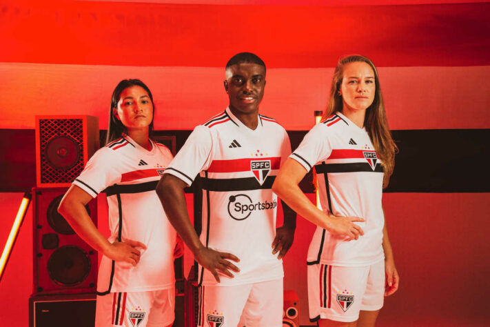 O São Paulo lançou, nesta sexta-feira (10), sua nova camisa 1, produzida pela Adidas. A campanha contou com a participação de jogadores do elenco atual, como o argentino Giuliano Galoppo e os brasileiros Wellington Rato e David, além do cantor e compositor Fabio Brazza que criou um rap exaltando o Tricolor: “A nossa história impõe respeito. Quem disse que o amor não tem cor? Pra nós, ele é vermelho, branco e preto”. A camisa está à venda no site da Adidas Brasil por R$ 349,99, nos modelos masculino e feminino. Confira!