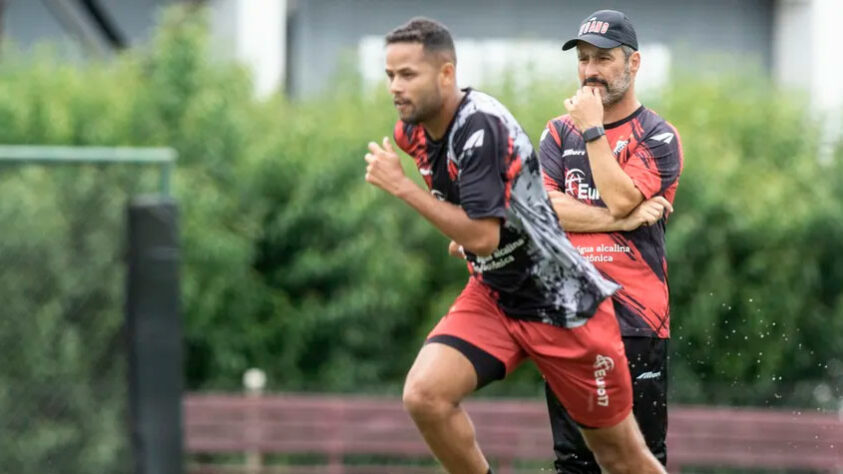 Geuvânio, 31 anos - Posição: atacante - Nacionalidade: brasileiro - Último clube: Ituano - Sem contrato desde: abril de 2023 / Apesar da dificuldade em se firmar nos clubes que defendeu nos últimos anos, Geuvânio tem um currículo de peso, com passagens por Santos, Flamengo, Atlético-MG e Athletico-PR. Jogou o último Paulistão pelo Ituano. 