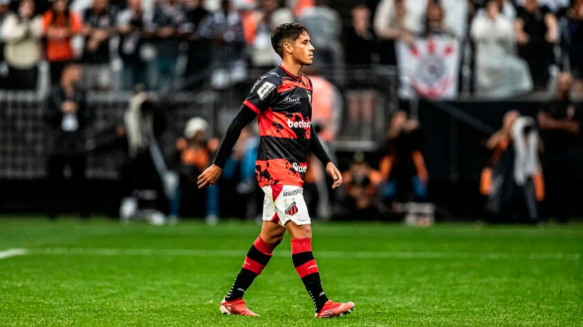 José Aldo (meio-campista - 24 anos): o jogador com nome de lutador teve passagem pela base do Palmeiras antes de desbravar o futebol do Sul. Jogou por Guarani-SC, Internacional, e Pelotas. Também passou pelo futebol português, onde defendeu o Portimonense, e pelo Paysandu, no Pará. O vínculo do jogado com o clube também é só até o final do ano. 