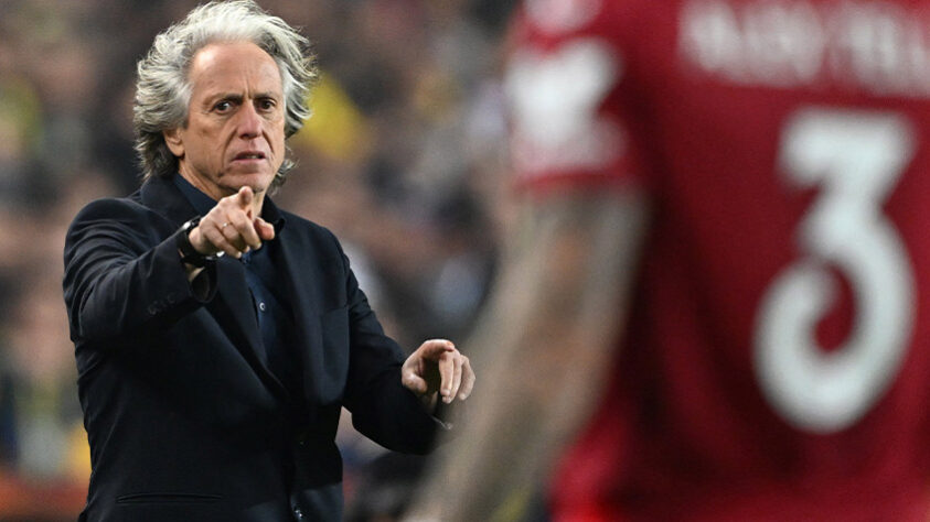 Sob o comando do Fenerbahçe, o técnico Jorge Jesus foi eliminado pelo Sevilla nas oitavas de final da Liga Europa. Desde que saiu do Flamengo, o treinador português não conseguiu campanhas de muito destaque no Benfica e no clube turco. Assim, o LANCE! traz nesta galeria as decepções de Míster no futebol europeu desde que saiu do Rubro-Negro. Confira! 