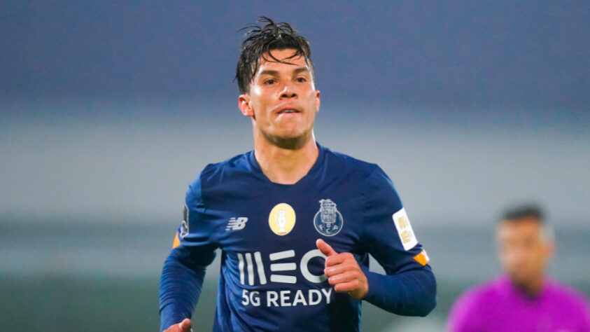 Porto (Portugal) - CHEGADAS: nenhum reforço anunciado até o momento / SAÍDAS: Diogo Leite (zagueiro, 24 anos - nacionalidade: português - valor: 7,5 milhões de euros), Mateus Uribe (foto) (meio-campista, 32 anos - nacionalidade: colombiano - valor: custo-zero) e Fernando Andrade (atacante, 30 anos - nacionalidade: brasileiro - valor: custo-zero)