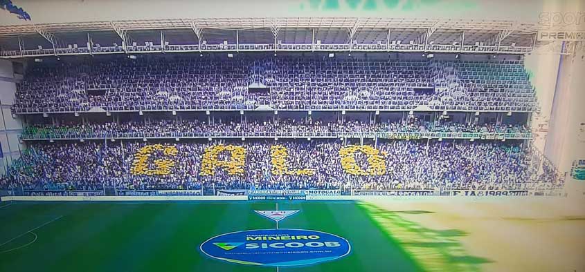 Em março de 2023, a Torcida do Atlético-MG fez uma bonita festa no Estádio Independência e preparou um mosaico antes da partida contra o Athletic. Porém, a frase "Aqui é Galo" acabou ganhando outras interpretações dos rivais. Veja nas próximas imagens!