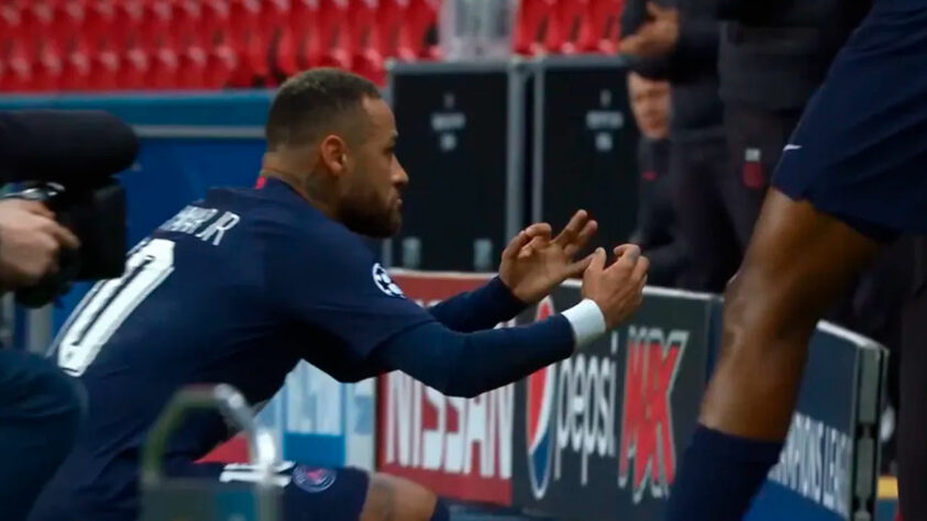Ao comemorar seu gol na vitória por 2 a 0 contra o Borussia Dortmund, pelas oitavas de final da Champions, Neymar imitou o gesto do norueguês Haaland, ao simular uma meditação. 