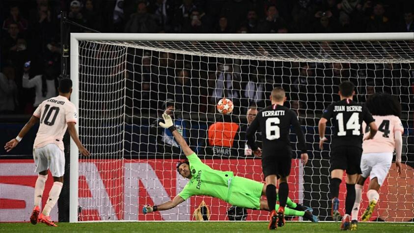 Mais uma eliminação vexatória e de virada. Após vencer o jogo de ida por 2 a 0 no Old Trafford, o PSG recebeu o Manchester United e foi eliminado por ter tomado 3 gols em casa. Lesionado, Neymar ficou inconformado pela queda de seu time e acabou virando meme. 