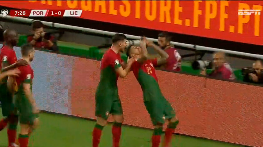 Durante a partida entre Portugal e Liechtenstein, pela primeira rodada das Eliminatórias da Eurocopa 2024, o narrador Rogério Vaughan protagonizou um momento cômico durante transmissão da ESPN. O jornalista caiu em uma pegadinha de um nome de duplo sentido enviado por um torcedor. Após perceber o "equivoco", se manteve um silêncio constrangedor de alguns segundos durante a transmissão. Na sequência, Rogério Vaughan voltou ao microfone e brincou com a situação.