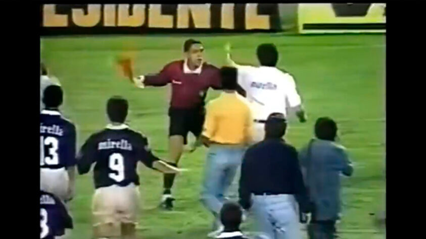 Durante as oitavas da Copa do Brasil de 1996, o Remo vencia o Corinthians e conquistava a classificação. Após um gol contra bastante estranho no final do jogo, torcedores e dirigentes do Remo partiram para cima do árbitro. Revoltados, eles cobravam a arbitragem por conta do elevado tempo de acréscimo.