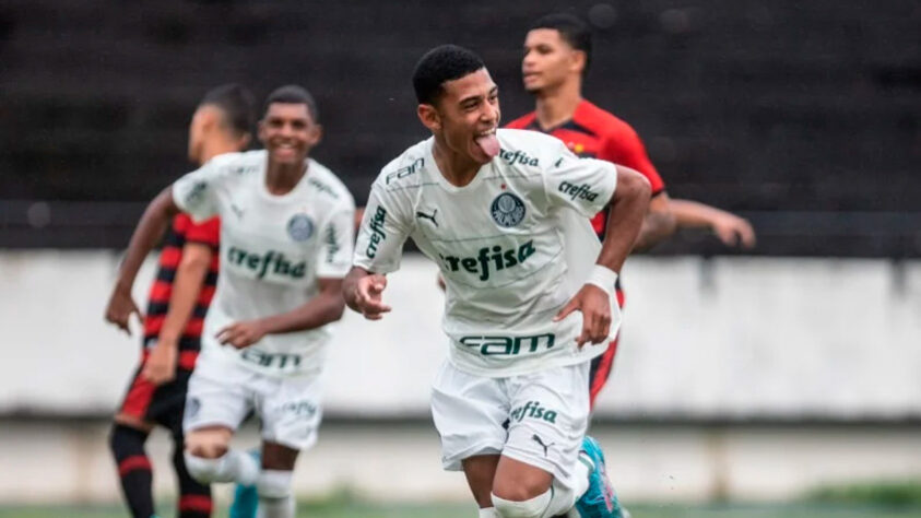 Riquelme Felipe (atacante / 16 anos): Palmeiras – Riquelme, de 16 anos, joga pela equipe sub-17 do Palmeiras. Em 2022, conquistou o Brasileirão e a Copa do Brasil sub-17 pelo Verdão. / Participação no Sul-Americano: cinco partidas como titular e duas como suplente utilizado. Contribuiu com dois gols e três assistências.