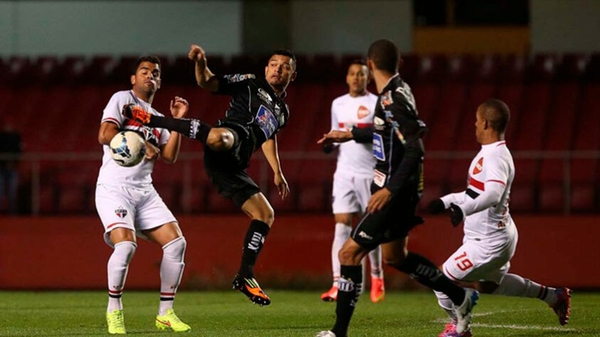 Em uma das maiores vergonhas de sua história, o São Paulo encarou o Bragantino pela terceira fase da Copa do Brasil de 2014. Não era esse Massa Bruta atual, turbinado com aporte de uma empresa de bebidas. Na época, o clube capengava lutando contra o rebaixamento na Série C. E o Tricolor até iludiu. Venceu por 2 a 1 fora de casa. No Morumbi, com um time misto, tomou o 3 a 1 e deu adeus.