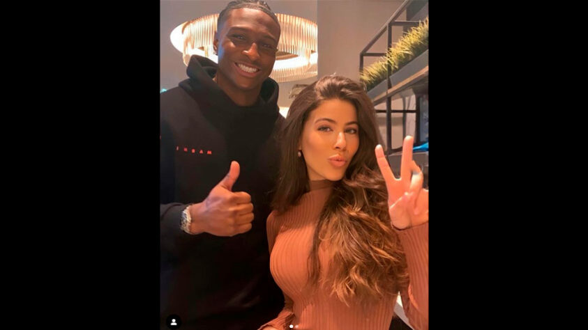 GALERIA: Sara Duque causa ciúmes nas esposas de jogadores da Premier League.