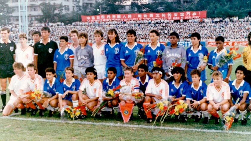 Torneio experimental - O primeiro aconteceu em junho de 1988, na China, e foi organizado pela Fifa, cujo nome foi "Women's Invitational Tournament". As mulheres disputaram o Mundial com sobras das roupas masculinas, já que não tinham uniformes específicos. Para a disputa deste Mundial, a seleção tinha como bases os times do Radar, do Rio de Janeiro, e do Juventus, de São Paulo, que tinha o time mais forte feminino do país. Neste torneio, que foi o primeiro oficial da Fifa, 12 seleções participaram. O Brasil ficou com a medalha de bronze. Após empate sem gols contra as chinesas, as brasileiras venceram nos pênaltis por 4 a 3. O título ficou com a Noruega.