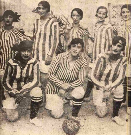 Apesar da ditadura, assim como em 1941, circulavam notícias de mulheres jogando futebol de forma clandestina. Vale lembrar que, no mesmo período, o futebol masculino só crescia. 
