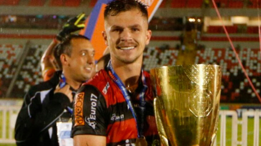 ESQUENTOU - O São Paulo ganhou um aliado importante para conseguir contratar o zagueiro Bernardo Schappo, do Ituano: o próprio jogador. Conforme o LANCE! apurou, o atleta e seu estafe se reuniram com a diretoria do clube de Itu pedindo que haja a negociação para que ele possa defender o Tricolor Paulista, que deve apresentar uma nova oferta até sexta-feira (31).