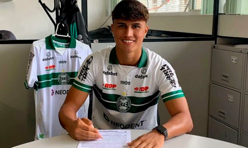 FECHADO - Gabriel Bessan foi anunciado como novo jogador do Coritiba. O lateral-direito, ex-Athletico-PR, assinou contrato até o final de 2024 com o Coxa.