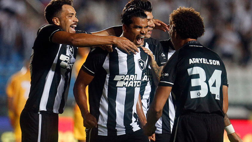 Com hat-trick de Tiquinho Soares e ótima atuação de Eduardo, o Botafogo goleou o Brasiliense por 7 a 1 no Kleber Andrade e está classificada para primeira fase da Copa do Brasil. O jogo também marcou a estreia do lateral Leonel Di Plácido com a camisa alvinegra.