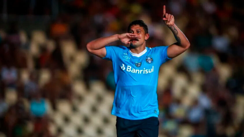 Elkeson (atacante / 33 anos) - Clube atual: Chengdu Rongcheng (China) - O jogador já teve passagem por Botafogo, Grêmio e Vitória