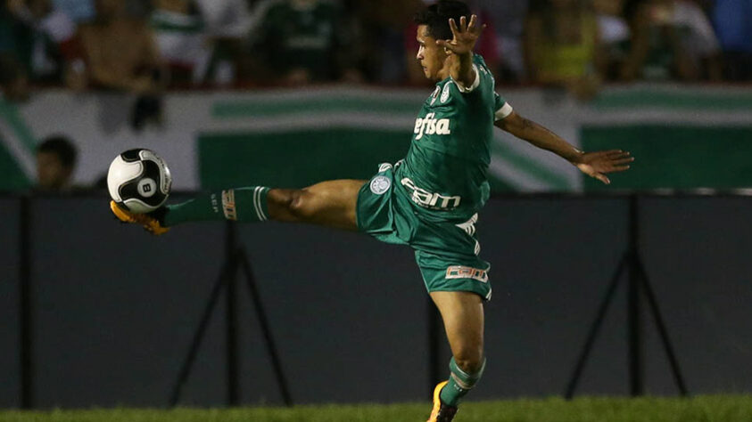Erik: atacante - 27 anos atualmente - Comprado por R$ 13 milhões do Goiás, o jogador não conseguiu desempenhar bem no Palmeiras. Hoje, o jogador está Changchun Yatai, da China.