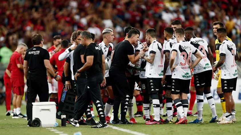 O Vasco perdeu para o Flamengo, por 3 a 2, na primeira partida da semifinal do Campeonato Carioca. Os gols do Cruz-Maltino foram marcados por Gabriel Pec e Alex Teixeira. Num clássico marcado por falhas individuais, o zagueiro Manuel Capasso cometeu uma falha grave e, consequentemente, o Rubro-Negro virou a partida. Com isso, o jogador recebeu a pior nota.