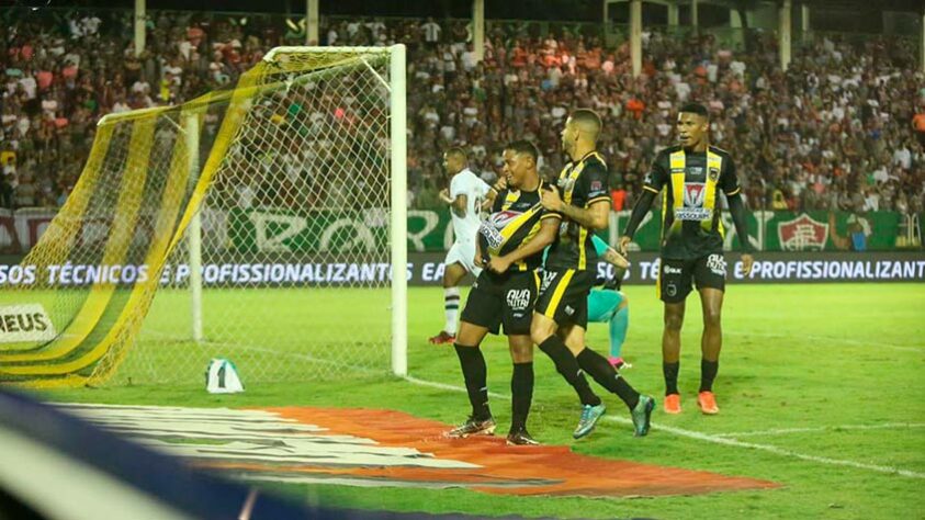 VOLTA REDONDA -  SOBE -  O goleiro VINÍCIUS desdobrou-se para fazer defesas e, além disso, conseguiu engatar um contra-ataque de almanaque. O atacante LELÊ mais uma vez esteve inspirado, dando trabalho para a defesa tricolor e conseguiu ser fulminante no gol do Voltaço. DESCE - RICARDO SENA - O lateral-esquerdo deu muitas brechas para que Samuel Xavier e Keno tentassem investidas por seu lado.