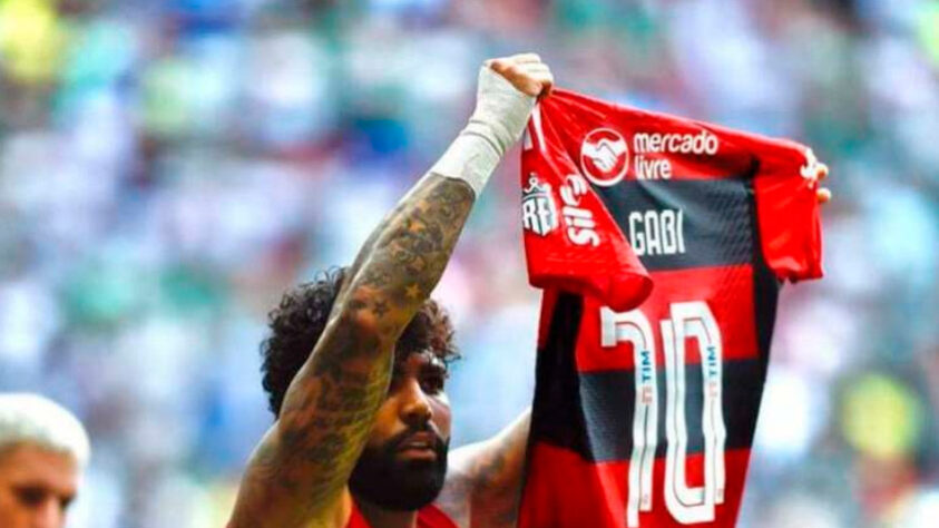 Na final da Supercopa do Brasil deste ano, entre Flamengo e Palmeiras, Gabigol abriu o placar da decisão e mostrou sua camisa para os torcedores do clube paulista como forma de provocação. O gesto lembra o momento que ficou eternizado por Lionel Messi diante do Real Madrid.