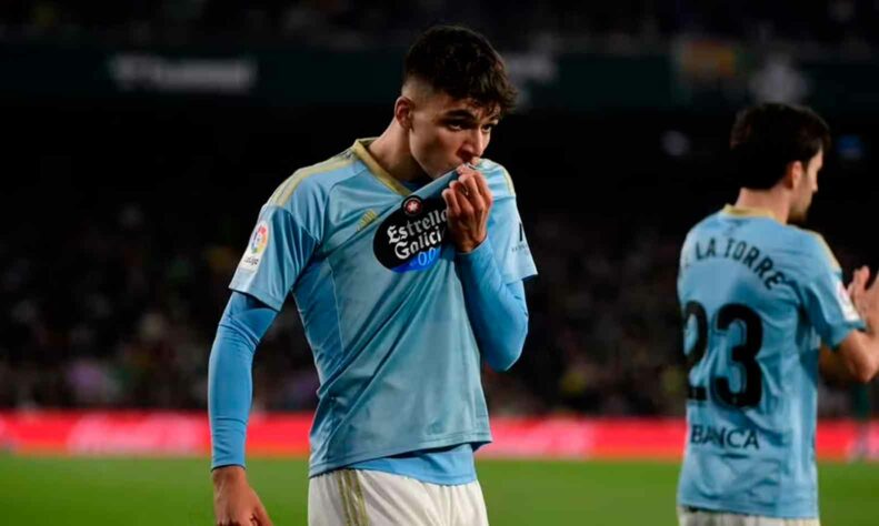 ESQUENTOU - Informações do 'The Guardian' dão conta que o Chelsea entrou na disputa com Liverpool e Barcelona pela contratação do meia Gabri Veiga, do Celta de Vigo. O jovem tem uma cláusula de rescisão no valor de 40 milhões de euros (cerca de R$ 210 milhões). 