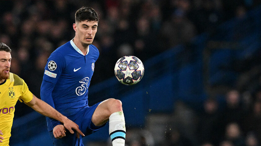 ESQUENTOU - O Real Madrid trabalha com a possibilidade de contratar o alemão Kai Havertz, jogador do Chelsea. O meia está com seu preço estimado em 60 milhões de euros, abaixo dos 90 milhões em que já esteve avaliado, e interessa aos cofres do clube merengue. Além disso, a provável permanência de Benzema na equipe seria mais um fator favorável ao clube, uma vez que o jogador não disputaria posição com o atacante francês.