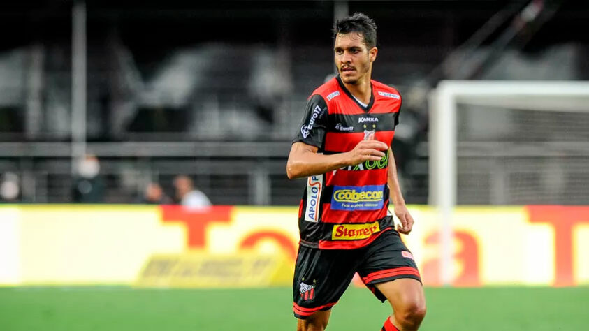 Lucas Siqueira (meio-campista - 34 anos): mais um jogador experiente, com passagens por clubes tradicionais do nosso país. O auge de sua carreira foi quando defendeu o Vasco, em 2015. Antes disso, jogou por Macaé e Friburguense; depois, por Ceará, Paysandu, Novorizontino, CRB e Remo por empréstimo, sempre vinculado ao Friburguense. Chegou ao Ituano a custo zero e tem contrato com o clube até o fim deste ano. 