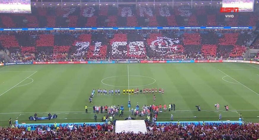 Torcida do Flamengo prepara mosaico para jogo contra o Bragantino, mas  comete gafe no resultado