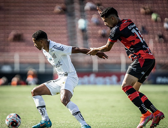 Na última rodada do Paulistão, o Santos visitou o Ituano, com a missão de se classificar para o mata-mata do estadual, mas não teve chances e perdeu por 3 a 0. Sem um destaque positivo sequer, o Alvinegro Praiano fez a pior partida do ano, em um duelo que ficou marcado pelos erros defensivos. Veja as notas dos jogadores do Peixe! (por Gabriel Teles)