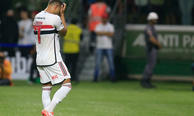 O São Paulo viveu uma noite de fortes emoções no Allianz Parque, contra o Água Santa. Sem precisão e pontaria, não conseguiu nenhum gol durante a partida. No empate por 0 a 0, a decisão ficou nas penalidades. Porém, após Alisson desperdiçar uma oportunidade e Méndez não conseguir converter, a equipe de Rogério Ceni foi eliminada e agora chega com forte pressão para os próximos desafios da temporada. Veja as atuações individuais dos jogadores. (Por Izabella Giannola)