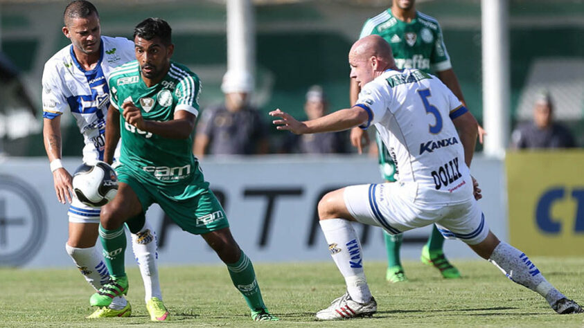 Thiago Santos: volante - 33 anos atualmente - Apesar de uma partida longe do destaque, conseguiu muitas oportunidades com a camisa do Verdão ao longo dos anos. Hoje, o jogador está no Grêmio.