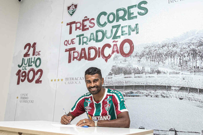FECHADO - O Fluminense acertou a contratação do volante Thiago Santos. O jogador, que também pode atuar como zagueiro, assinou em definitivo com o Tricolor até o fim de 2024. Ele vestirá a camisa 29.