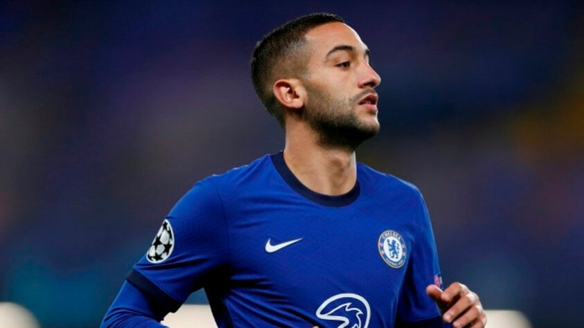 ESQUENTOU - De acordo com o 'Footmercato', o Al-Nassr, time de Cristiano Ronaldo na Arábia Saudita, tem conversas avançadas pela contratação de Hakim Ziyech, meia-atacante do Chelsea. O clube inglês precisa reduzir sua folha de pagamento e o jogador marroquino tem um histórico de desentendimentos com a direção e comando técnico do clube, o que facilitaria sua liberação. 