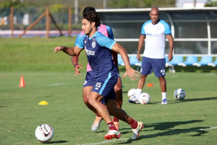 FECHADO - O América-MG vai oficializar a contratação do lateral Marcinho, de 26 anos, que virá por empréstimo do Pafos, do Chipre, até o fim da temporada. Ele vai substituir Arthur, que foi negociado com o Bayer Leverkusen. A vinda do atleta contrariou o desejo da torcida do Coelho, que se mobilizou contra o acerto. Marcinho responde a um processo criminal por duplo homicídio, ocorrido em um atropelamento em 2020.