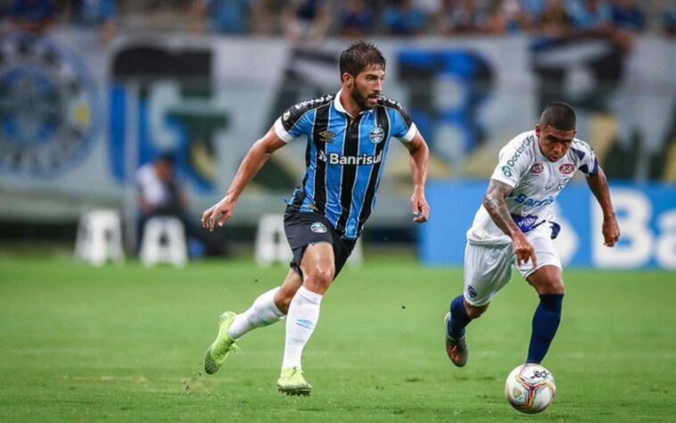 FECHADO - O volante Lucas Silva rescindiu seu contrato com o Grêmio, e fica mais próximo de retornar ao Cruzeiro, clube onde foi revelado e com o qual já negocia há alguns dias. O jogador de 30 anos chegou ao Tricolor Gaúcho em 2020 e fez 150 jogos pela equipe. 