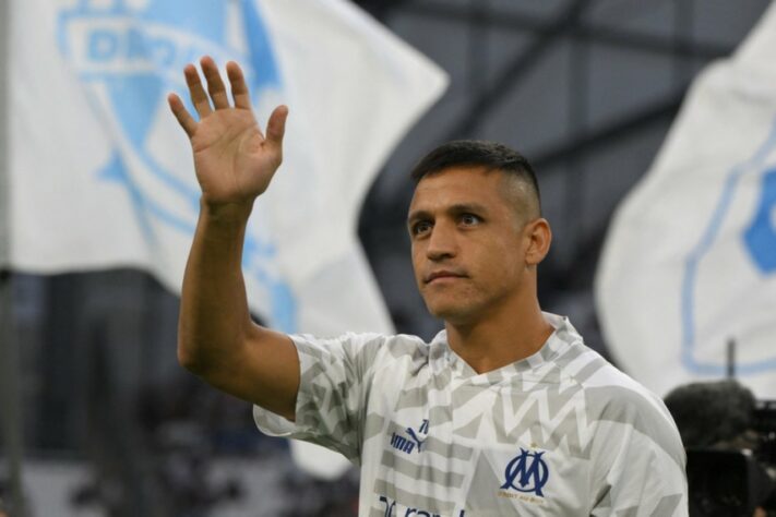 ESQUENTOU - O atacante Alexis Sánchez acertou seu retorno à Inter de Milão. De acordo com o jornalista Fabrizio Romano, chileno de 34 anos fará exames médicos nesta sexta-feira (25) e deve assinar um contrato válido por uma temporada. O jogador atuou pelo Olympique de Marseille no ano passado e retorna ao futebol italiano em uma transferência sem custos.