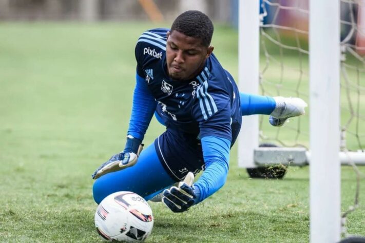 FECHADO - O Cruzeiro acertou a ida do goleiro Denivys, de 21 anos, para o Atlético-GO. O jovem goleiro vai defender o Dragão por uma temporada, com a possibilidade de ampliação do acordo. O time celeste vai manter parte dos direitos econômicos do jogador, que foi revelado na base estrelada. O negócio foi feito  às pressas para Raposa não perder o atleta em definitivo, já que ele poderia assinar um pré-contrato com outra equipe a partir deste mês. O Cruzeiro ainda terá 20% dos direitos do goleiro, que ficará com o restante.