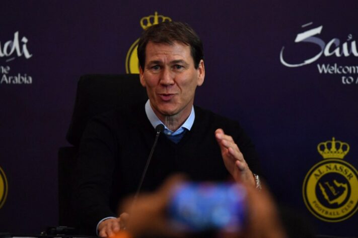 FECHADO - O Al-Nassr, clube de Cristiano Ronaldo, anunciou a demissão do treinador francês Rudi Garcia. A queda do comandante já estava prevista devido ao seu relacionamento ruim com os jogadores e os resultados negativos nos jogos importantes, que fizeram a equipe perder a liderança do Campeonato Saudita.