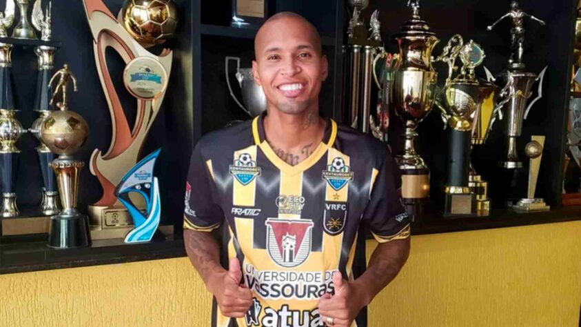 Wellington Silva, 35 anos - Posição lateral-direito - Clube: Volta Redonda - Contrato até: abril de 2024 / O experiente lateral já vestiu a camisa de grandes clubes do nosso país, como Grêmio, Flamengo, Fluminense e Internacional. No último Cariocão, foi o segundo jogador com mais desarmes (23), atrás somente de Puma Rodríguez, do Vasco (30 desarmes). Com taxa de acerto superior a 88%, o jogador contribuiu para a surpreendente campanha do Voltaço no estadual. 