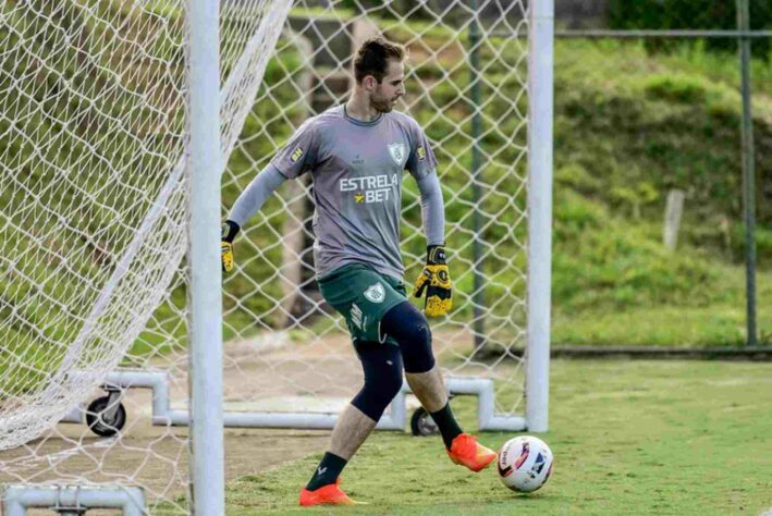 América-MG - três contratações: Mateus Pasinato (foto), goleiro (brasileiro / estava no Moreirense-POR, contratado a custo zero); Mateus Gonçalves, atacante (estava no Cerro Porteño-PAR, contratado a custo zero); Mikael, atacante (brasileiro / estava na Salernitana-ITA, contratado a custo zero).