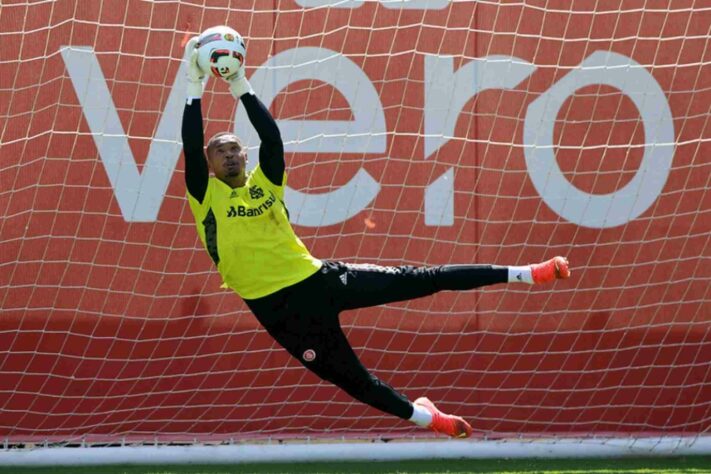 John foi contratado no início da temporada por empréstimo e a impressão geral que se tinha era a de que o goleiro seria titular do Colorado. No entanto, o jogador entrou em campo apenas uma vez no ano e está na reserva de Keiller. 