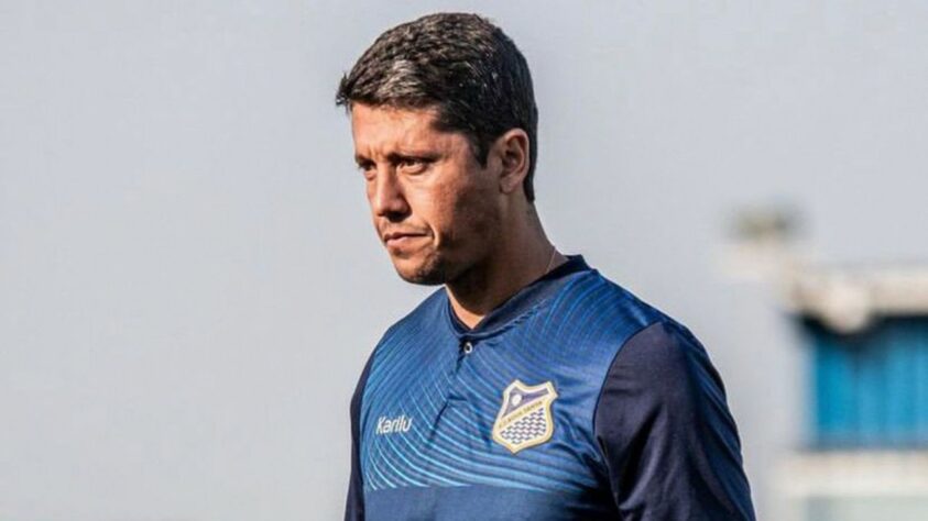 ESQUENTOU: Santos se aproxima da contratação do treinador Thiago Carpini, mas o entrave no acerto de salário ainda não cravou a contratação