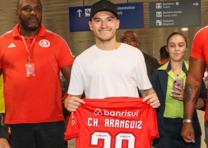 FECHADO - Com pré-contrato assinado com o Internacional, o meia Charles Aránguiz chegou a Porto Alegre. O Colorado conseguiu a liberação imediata do chileno de 33 anos junto ao Bayer Leverkusen.