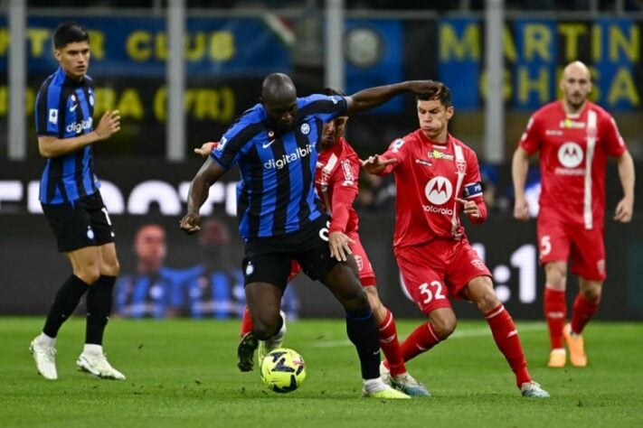 CALENTAMIENTO - El CEO del Inter, Beppe Marotta, le dijo al "Radio Radio" que el delantero Romelu Lukaku quiere quedarse en Neroazzurri.  Sin embargo, el club italiano aún no sabe si ejercerá la opción de compra.