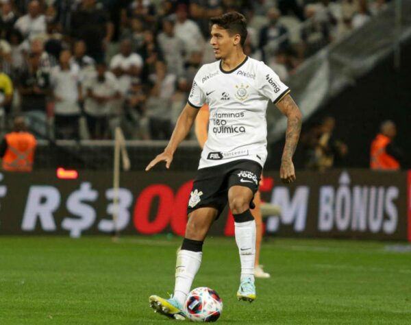 ESQUENTOU - O zagueiro Caetano, do Corinthians, vem atraindo interesse de algumas equipes da Série A. O LANCE! apurou que Fortaleza, Goiás e outra equipe da primeira divisão sondaram a situação do zagueiro de 23 anos nos últimos dias, mas receberam uma negativa do Timão.