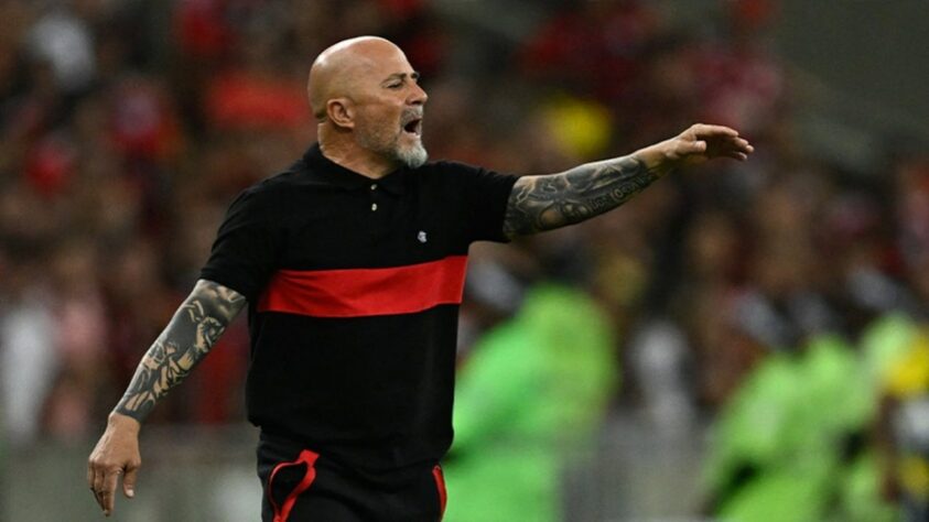 FECHADO - Nesta quinta-feira (28), foi anunciada a saída de Jorge Sampaoli do comando técnico do Flamengo. Contudo, a demissão já era esperada desde a derrota para o São Paulo, na final da Copa do Brasil. O técnico foi convocado para uma reunião para discutir a saída. Sampaoli encerra o ciclo no Flamengo sem títulos.