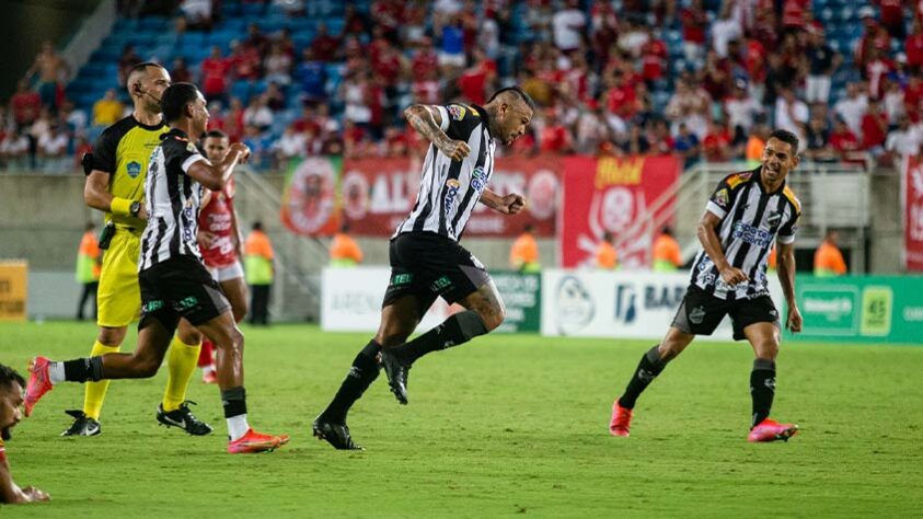 Campeonato Potiguar: ABC (foto) e América-RN vão disputar o título estadual. As equipes ainda se encaram pela segunda fase da competição, mas já estão garantidas na final. Além disso, o ABC terá a vantagem de jogar o segundo jogo da decisão em casa, por ter ficado com a melhor campanha na classificação geral.