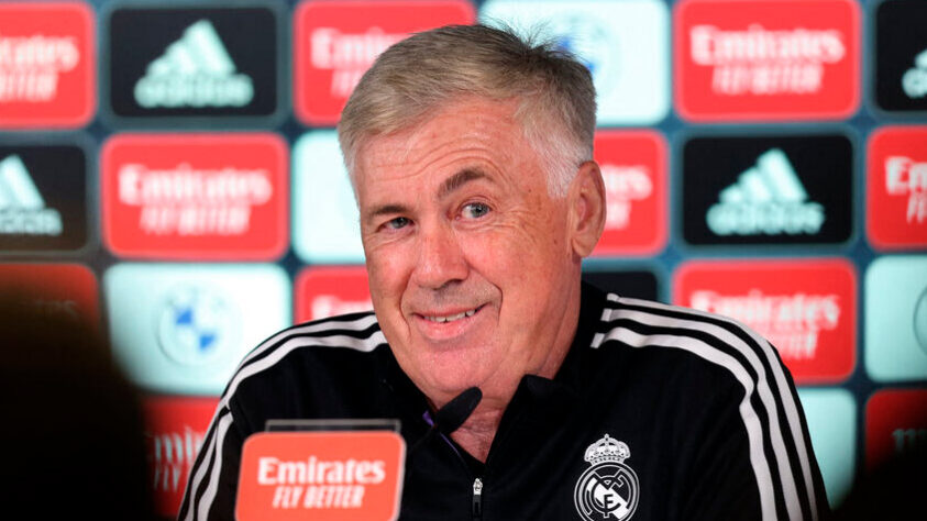 ESQUENTOU - Segundo o 'Marca', da Espanha, o italiano Carlo Ancelotti marcou uma reunião com a CBF (Confederação Brasileira de Futebol) para resolver de vez quaisquer dúvidas com relação ao seu futuro no Real Madrid. O técnico, inclusive, trata o clube espanhol como sua prioridade de presente e futuro, segundo a publicação. Ancelotti teria sido pego de surpresa com as declarações do presidente da CBF, que dão a entender que o italiano tem um acordo verbal para assumir a Seleção Brasileira em 2024. 