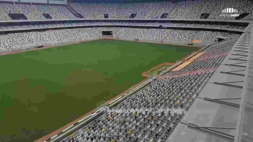 Para proporcionar pressão ao adversário, o estádio foi projetado para deixar os torcedores próximos do campo.